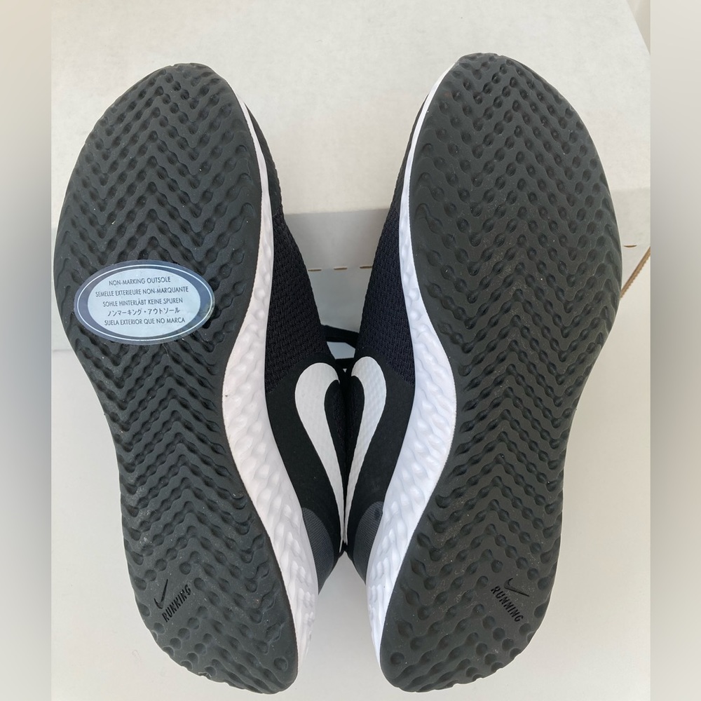 Nike Revolution 5 Sneaker Black/White. Youth Sizes: 3.5Y, 4.5Y, 5.5Y. NEW! - Picture 4 of 4